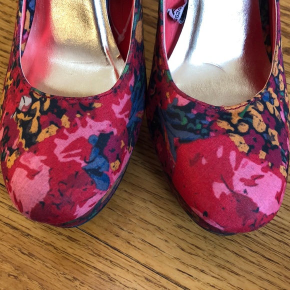 XHILARATION Floral Pumps - Picture 5 of 7